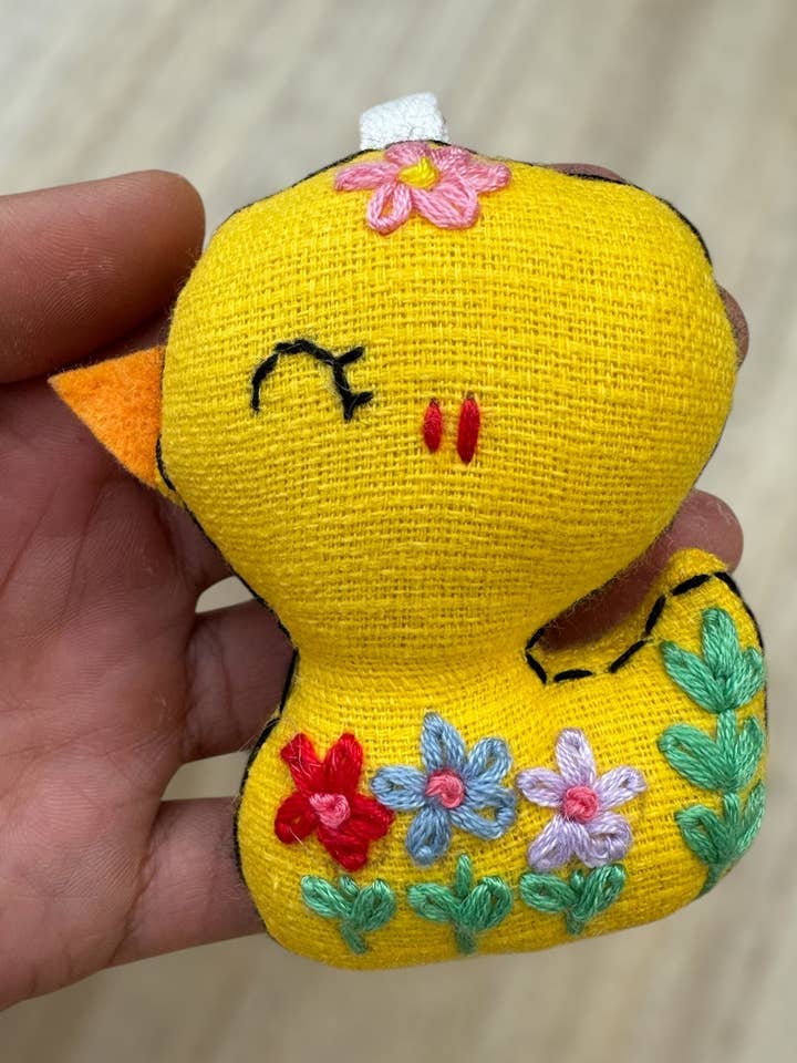 Broderet Blomstret Ælling for engroshandel hos Ninu Handmade