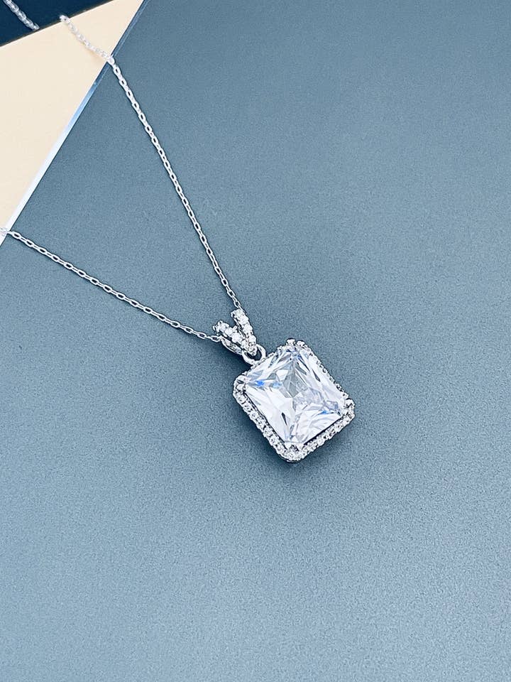 CLARA - Collana in argento con zirconia cubica trasparente a forma di diamante arrotondata per la vendita all'ingrosso da parte di JohnnyB Jewelry