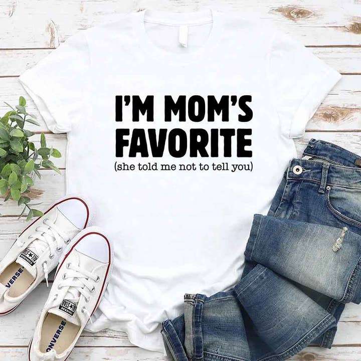 Rolig Mammas Favoritson Dotter T-shirt – Jag är Mammas Favorit T-shirt för wholesale av Adorb Custom Tees