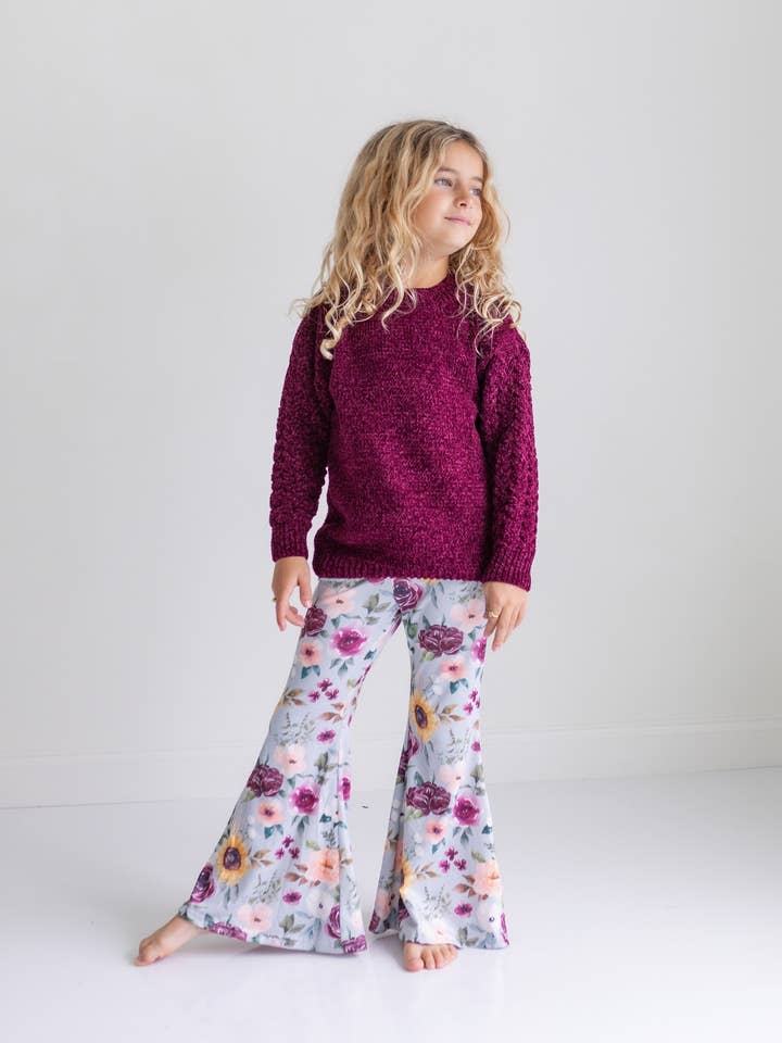 Ensemble pull à manches longues en prune et bas en cloche à motif floral sauge pour enfants pour la vente par Oopsie Daisy