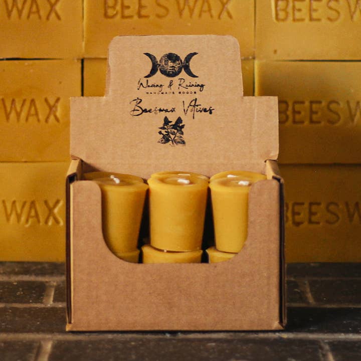 Bougies votives en cire d'abeille | Boîte pour vente à l'unité | 10 heures de combustion pour la vente par Waxing & Raining Handmade Goods