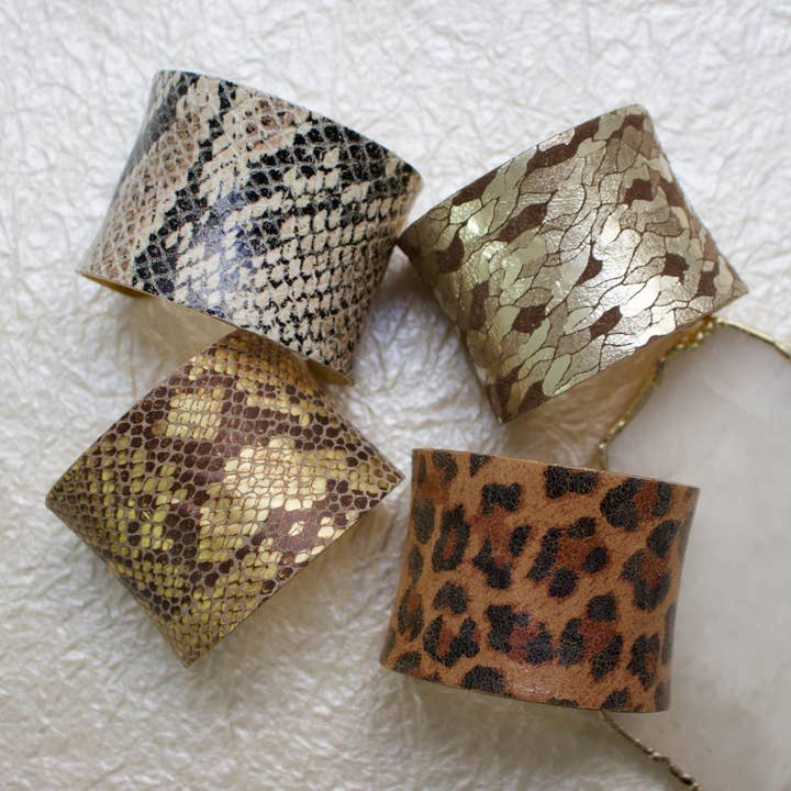 a.v. max – Großhandel Manschettenarmband – Lederumwickelte konkave Manschette|Viele Farben39