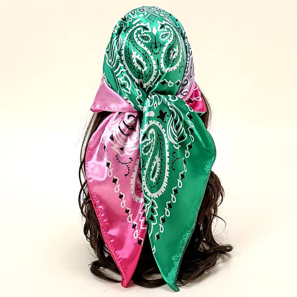 Sensibling Corp. - Vendita all'ingrosso Sciarpa - Donna - Sciarpa quadrata in raso setoso stampato con motivo paisley
0