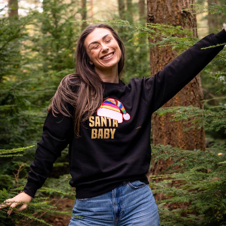 Sudadera navideña bordada de Papá Noel en rojo para venta al por mayor de Percy and Nell Retail Limited