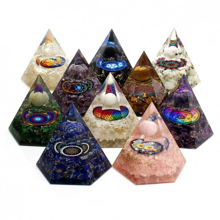 Orgonite hexagonale en forme de pyramide avec sphère et pierres naturelles pour la vente par UniArt
