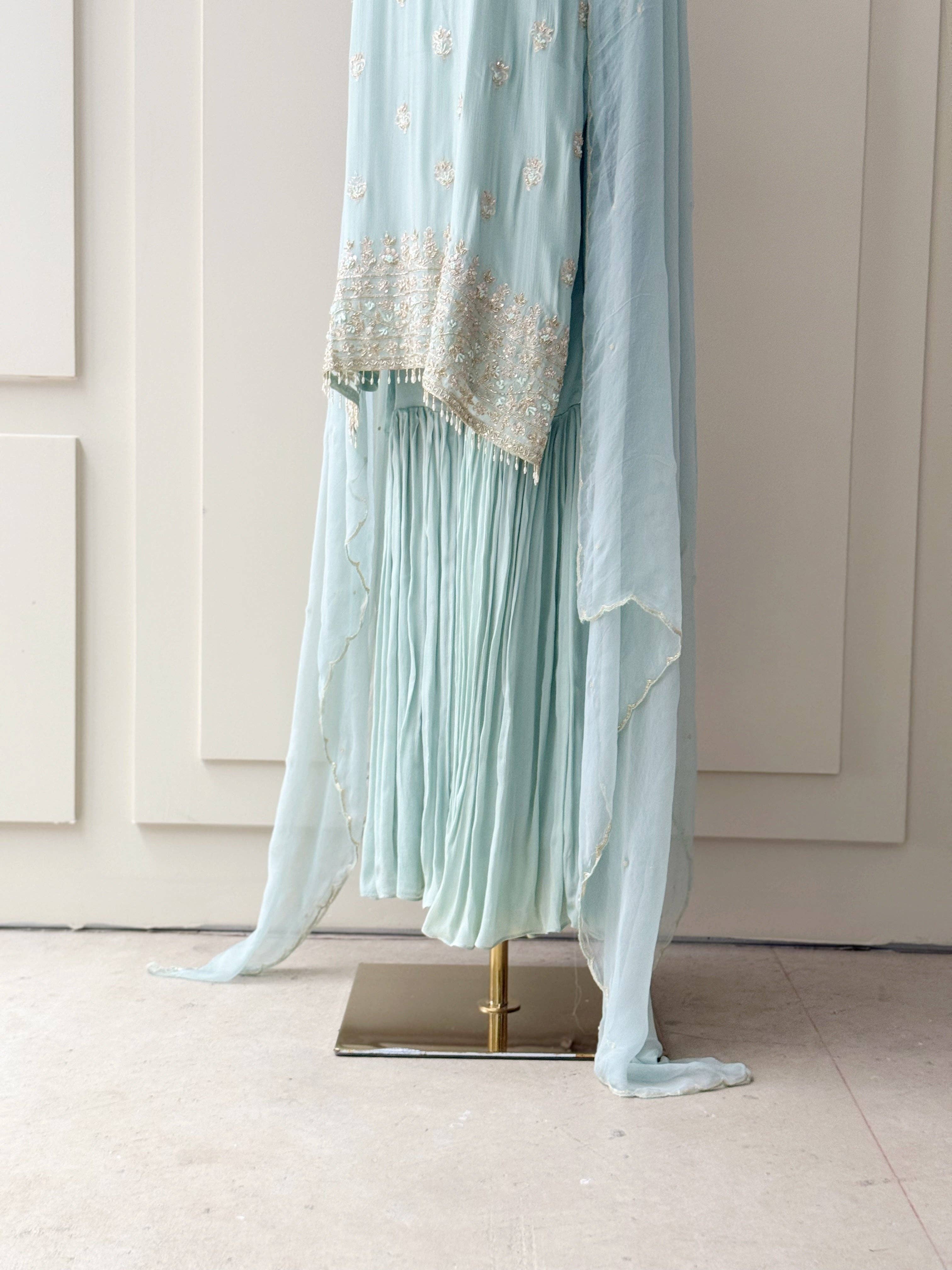 Bleu Ciel Ensemble de costume bleu poudre avec dupatta en résille en vente sur Faire3