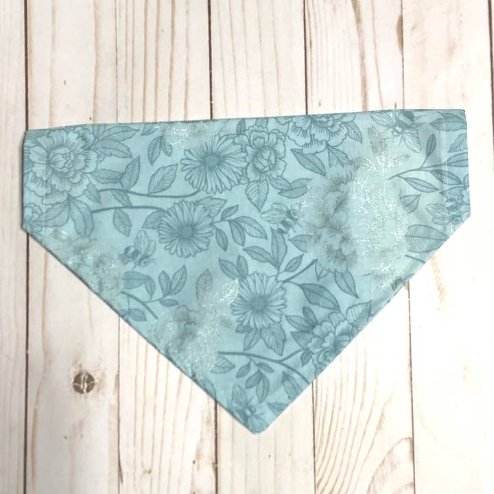Blauwe metallic bandana voor huisdieren met pioenprint voor wholesale door MDStickerShop