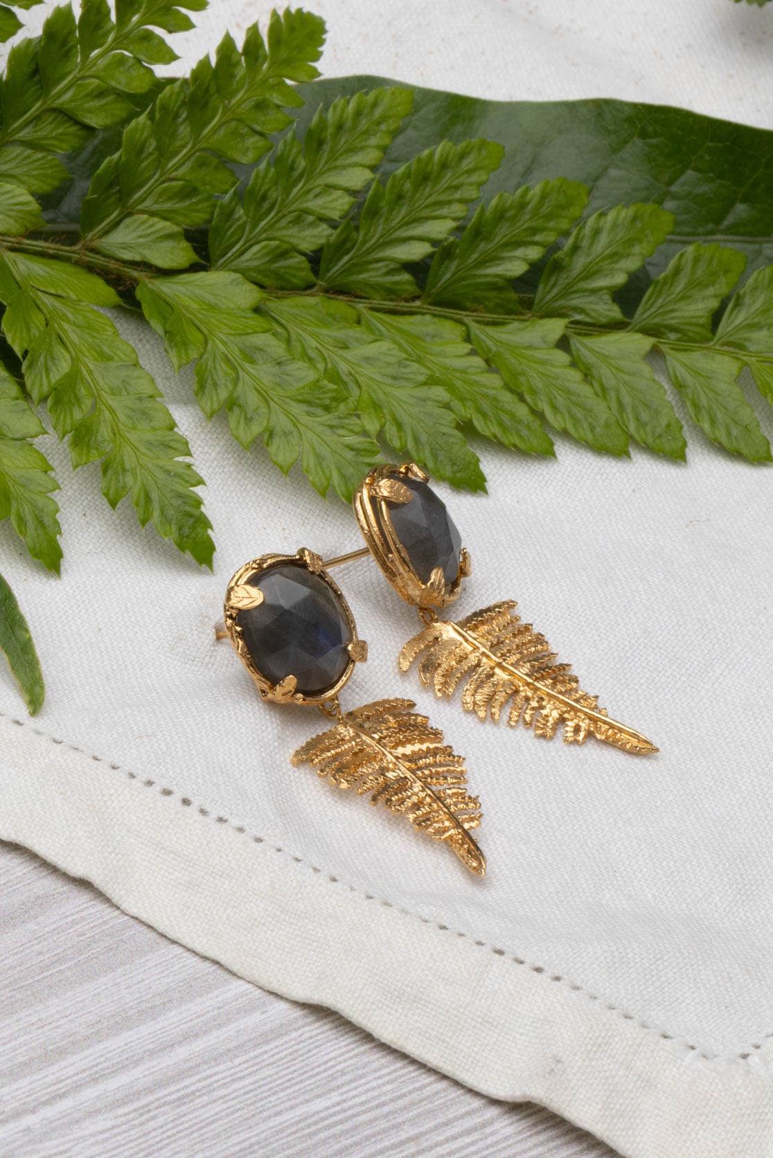 Amanda Coleman Jewelry – Großhandel Ohrhänger – Botanische Nest-Ohrringe mit Farnanhänger und Labradorit-, Rubin- oder Kyanit-Edelstein13