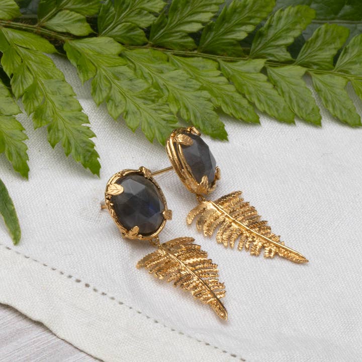 Amanda Coleman Jewelry – Großhandel Ohrhänger – Botanische Nest-Ohrringe mit Farnanhänger und Labradorit-, Rubin- oder Kyanit-Edelstein13