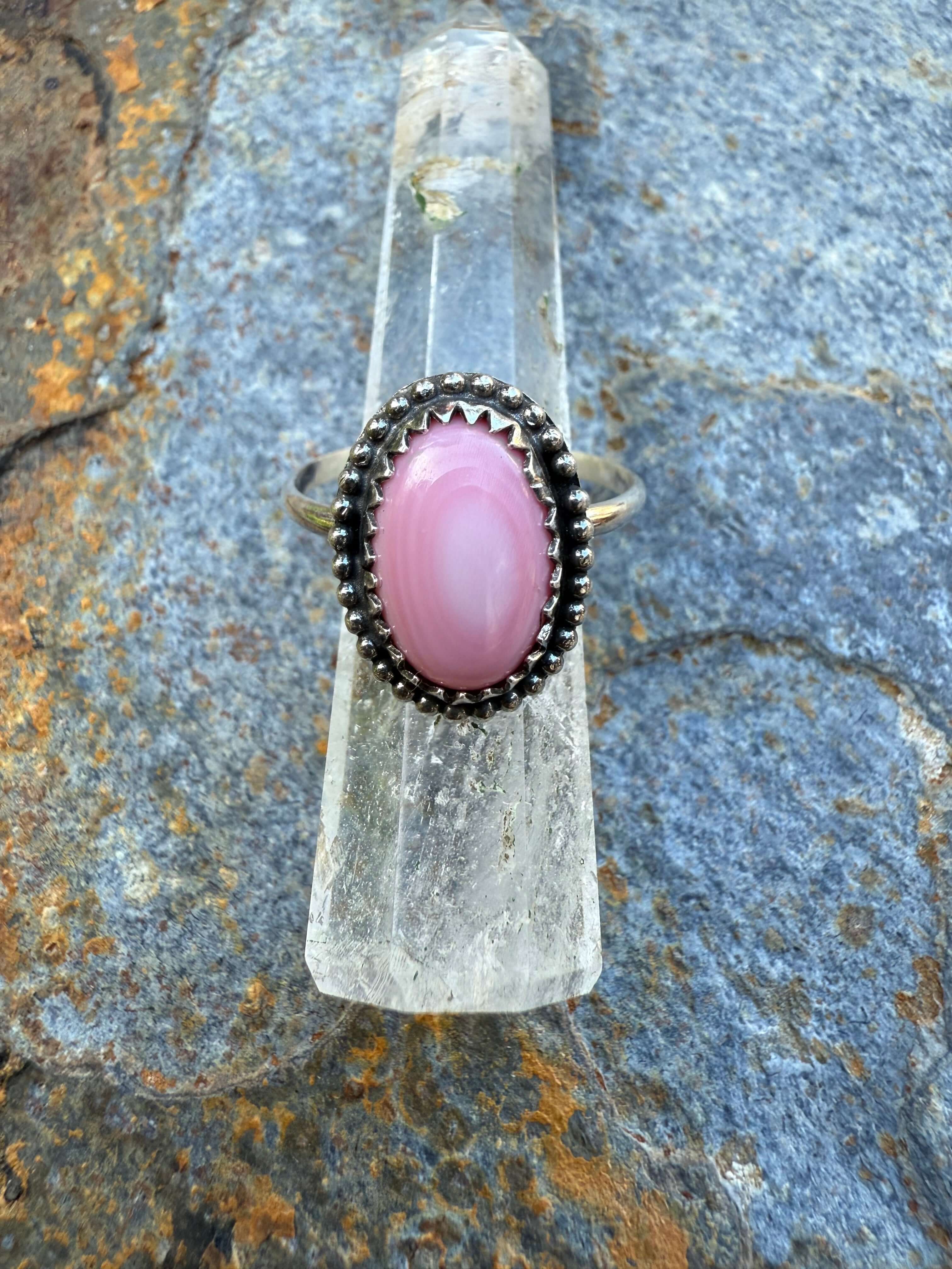 Wild Mountain Soul Designs – Anel de cocktail/declaração por atacado – Anel de Prata Esterlina com Concha Rosa1