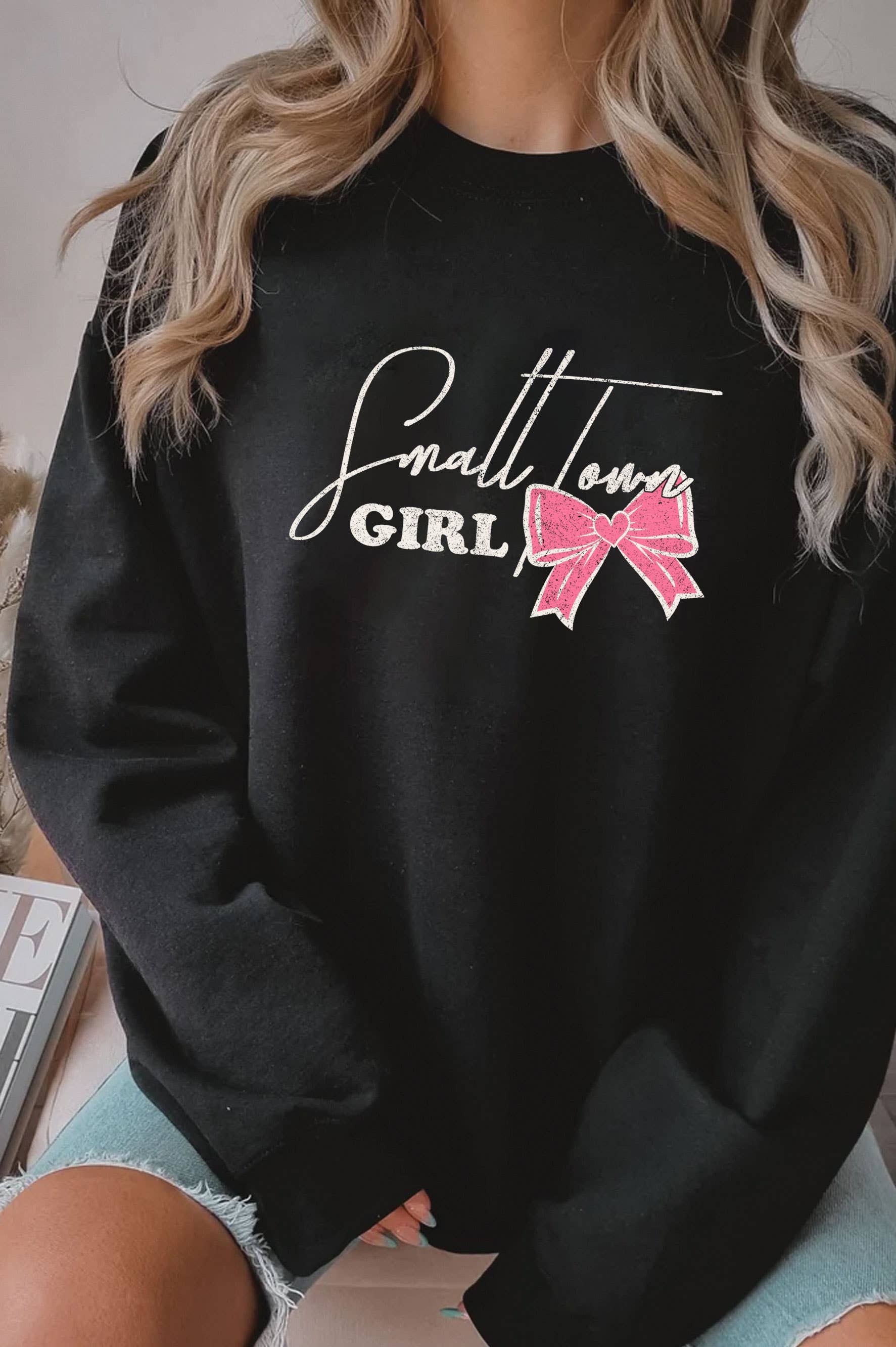 Rustee Clothing – Engroshandel Grafisk Sweatshirt - Dame – SMALL TOWN GIRL RIBBON BOW MINERAL BRUSHED SWEATSHIRTS0