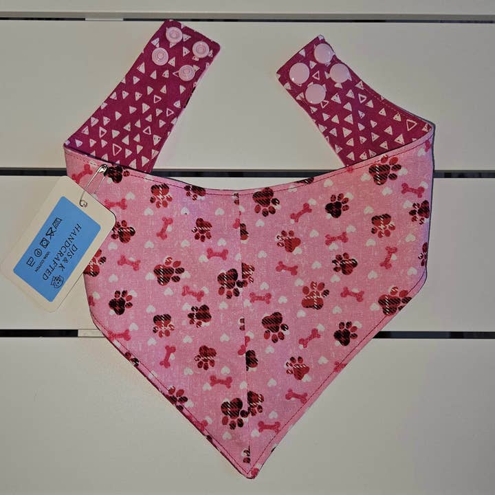 Bandana Pattes Roses - Réversible à Pression pour la vente par DJS & K Handcrafted
