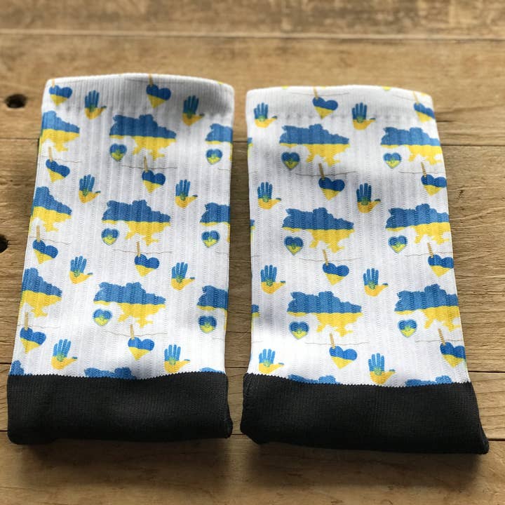 Soutenez l'Ukraine Chaussettes pour hommes pour la vente par Simply Me • Gentlemen Est. 2017 LLC