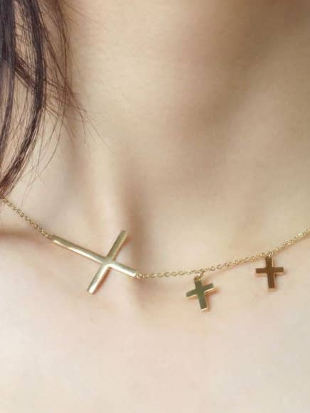 Collana con croce Margaret Sideways per la vendita all'ingrosso da parte di AMD COLLECTIVE