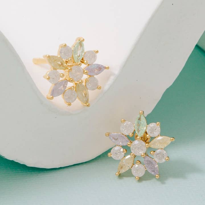 Boucles d'oreilles clous fleur en CZ plaqué or pour la vente par Fame Accessories