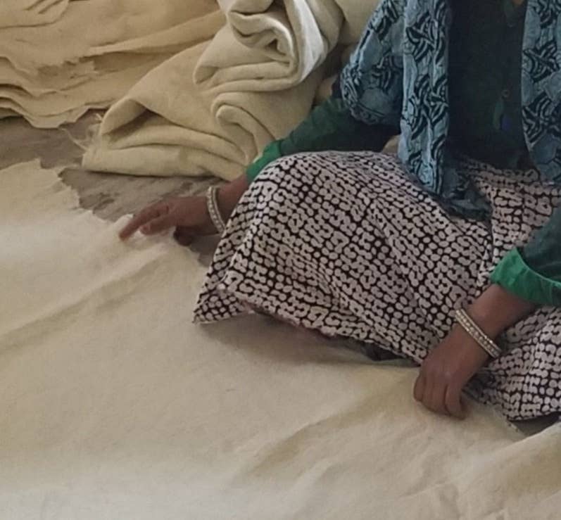 Arcadia Home - Vente Jupes de sapin de Noël - Jupe de sapin de Noël en laine feutrée à la main - Fleurs superposées5