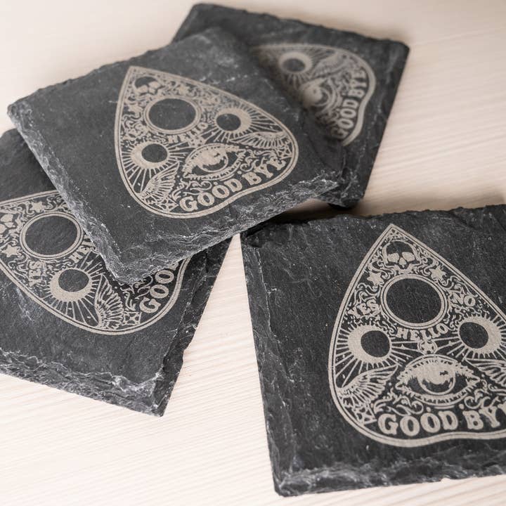 Ouija Skull Planchette Coasters (Sæt af 4) for engroshandel hos HoneyGlow Designs