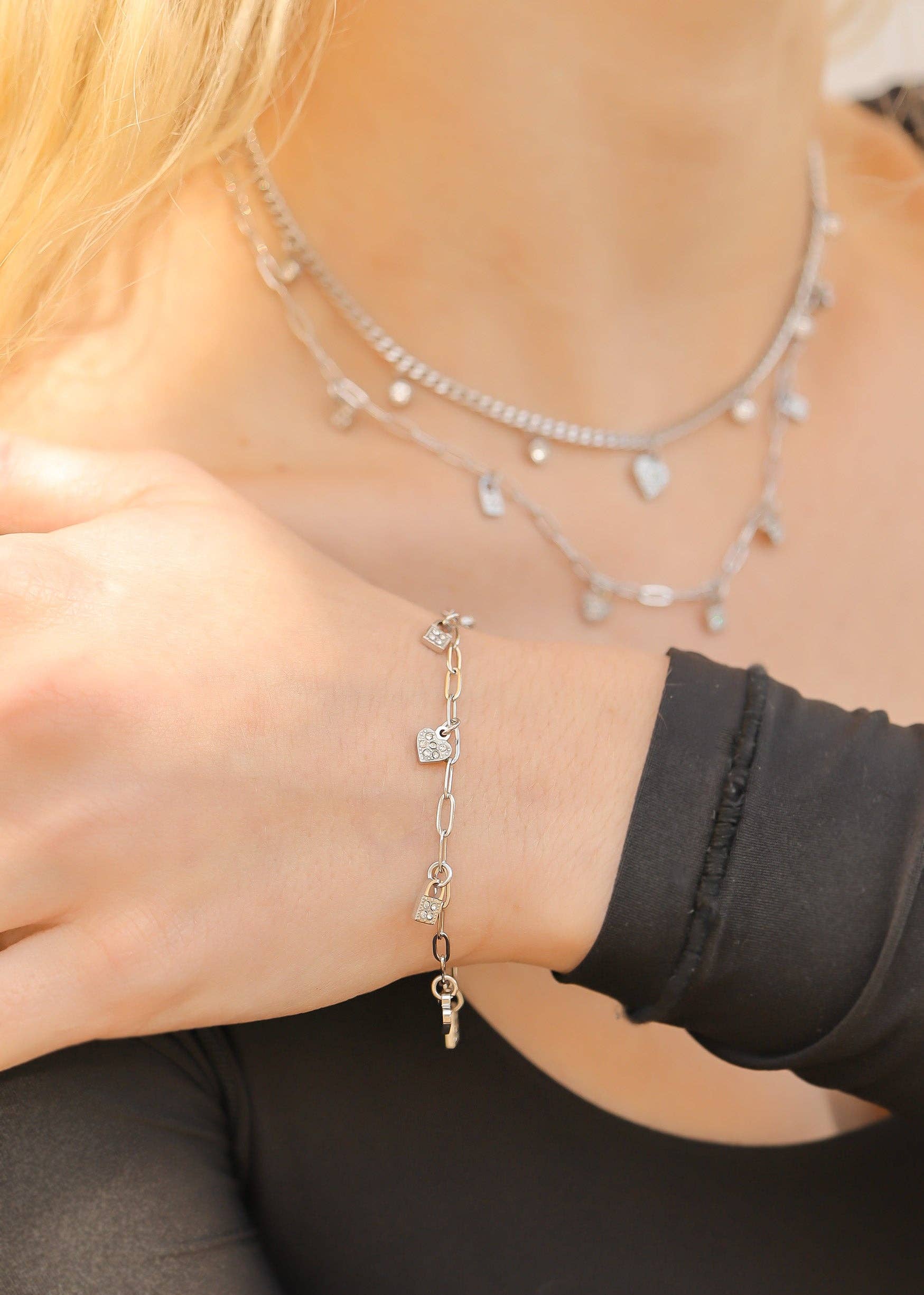 WJW – Großhandel Armband mit Charms/Anhängern – 18K Gold PVD Edelstahl Herz- & Schloss-Charm-Armband3