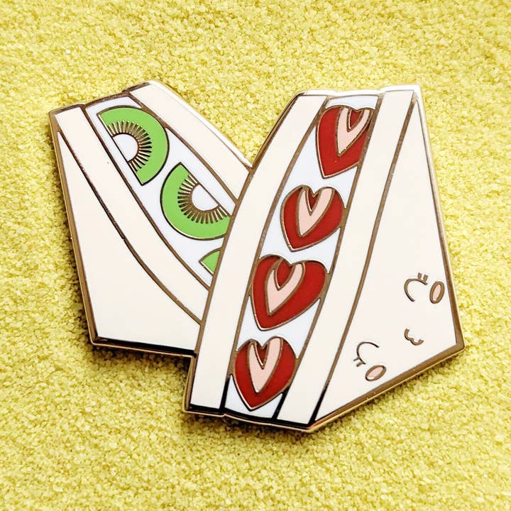 Badge japonais en émail Sando à la crème et aux fruits pour la vente par SmallRiniLady
