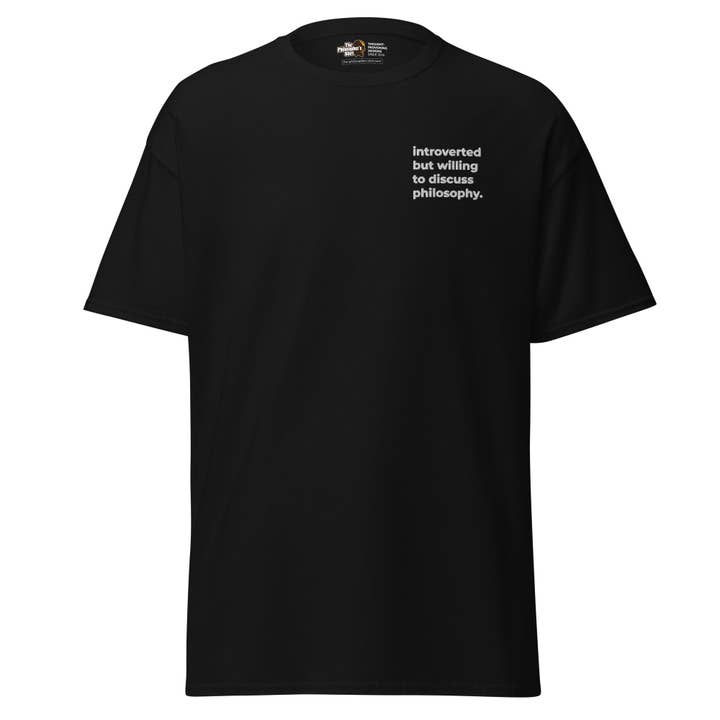 Indadvendt, men villig til at diskutere filosofi - Broderet - Unisex klassisk T-shirt for engroshandel hos The Philosopher's Shirt