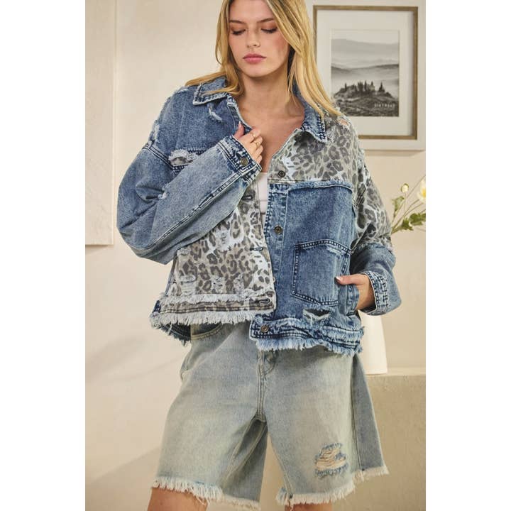 VESTE EN JEAN DÉLAVÉE À CONTRASTE LÉOPARD pour la vente par Oli&Hali