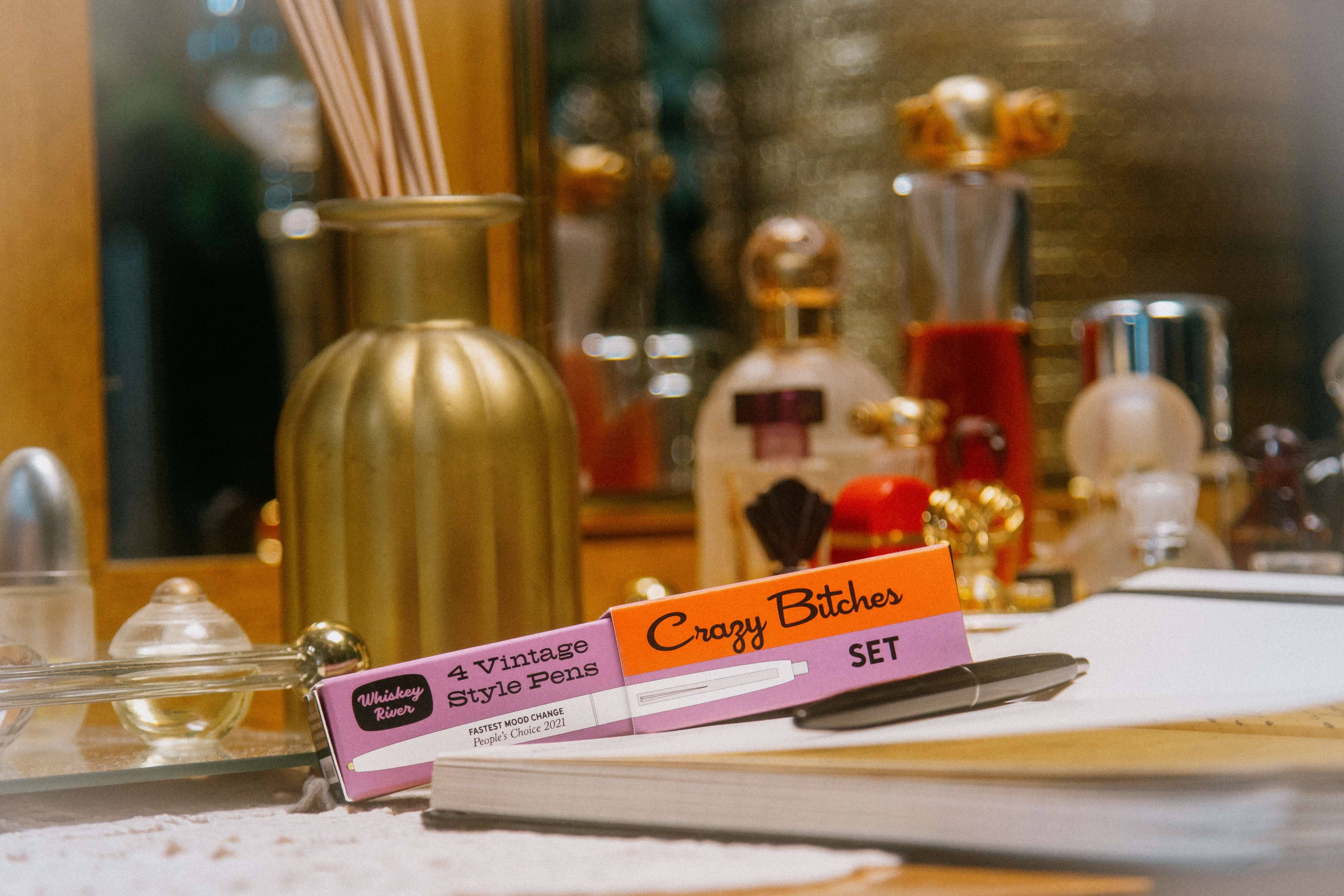 Whiskey River Soap Co. – Engroshandel Pen – Crazy Bitches Awards Pen Sæt | Sjove kuglepenne1