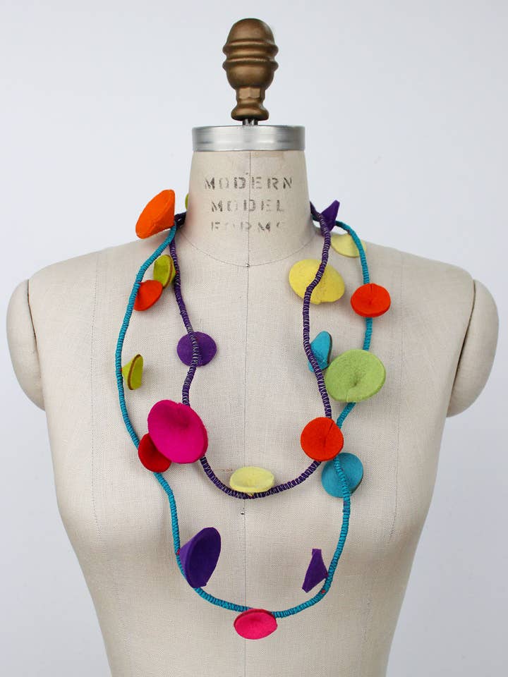 Collier textile recyclé Douli fait main #53 pour la vente par Beyond Threads