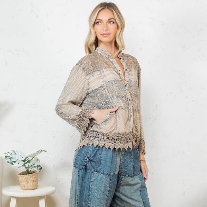 Latte Chaqueta de encaje chic con botones de concha blanca de venta al por mayor en Faire2