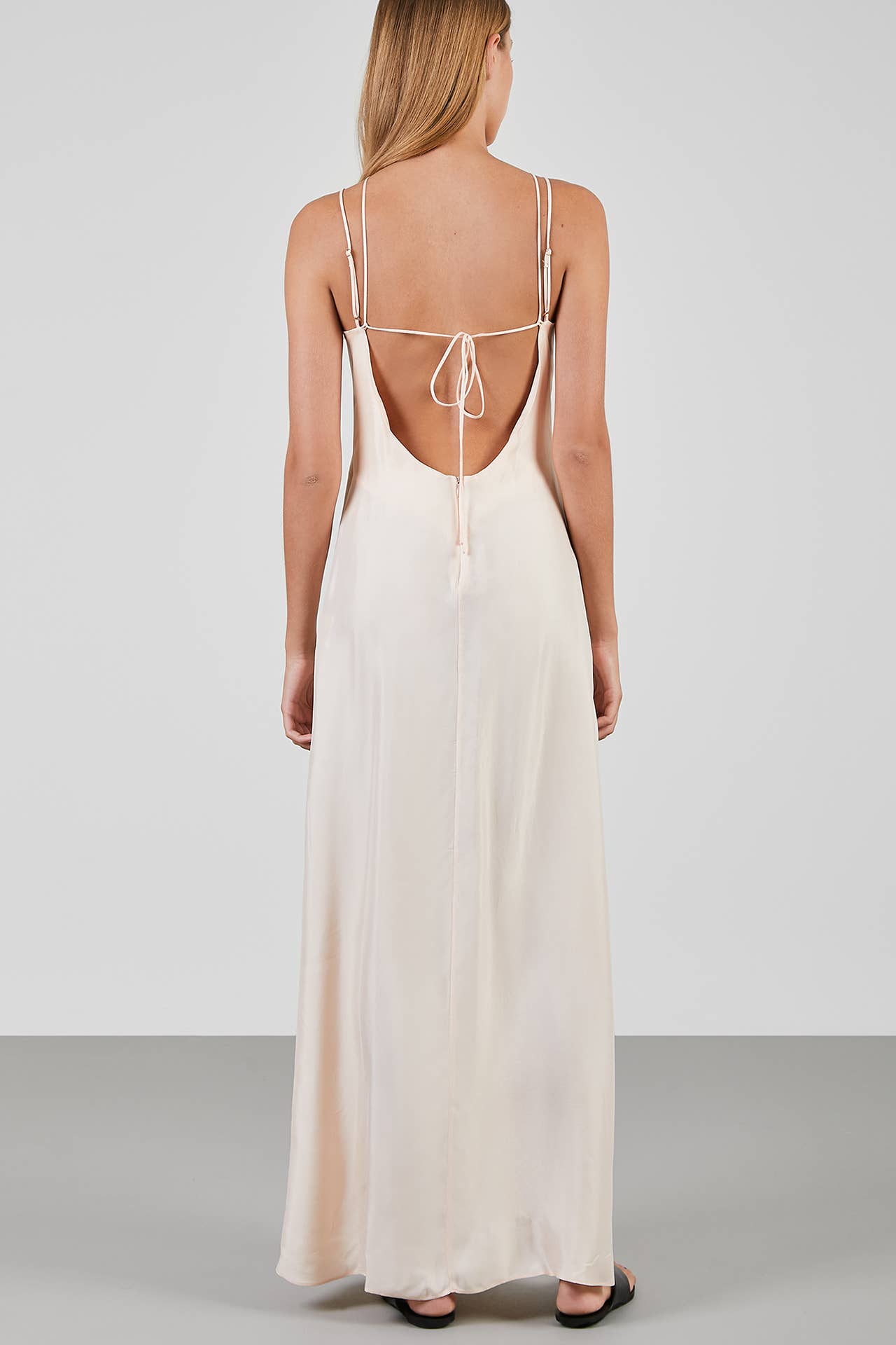 BYNIUMAAL - Wholesale Jurk - Dames - SAP lange jurk met V-hals en open rug met meerdere bandjes2