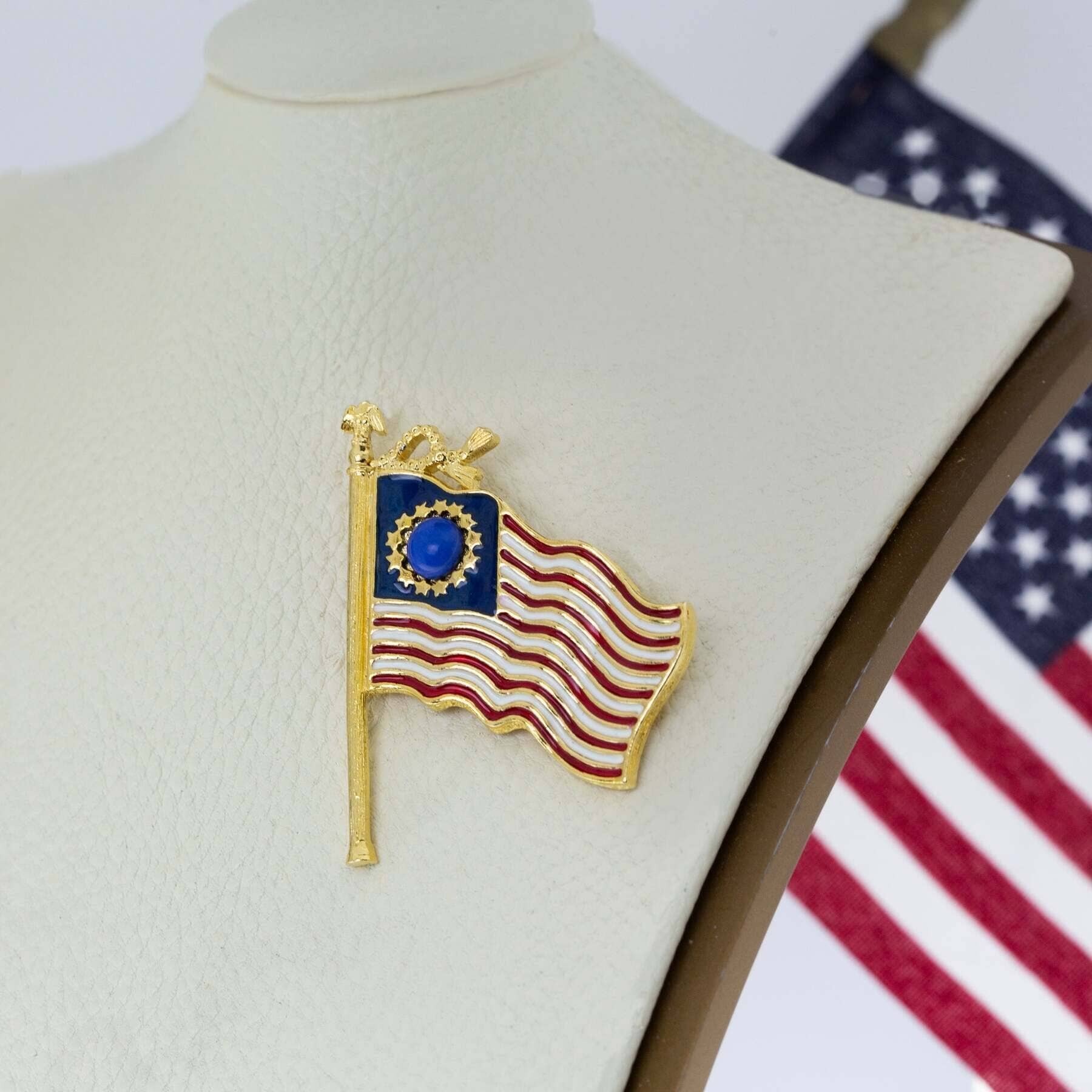 Ton doré et multicolore Broche patriotique drapeau américain à 13 étoiles 1928 Jewelry en vente sur Faire1