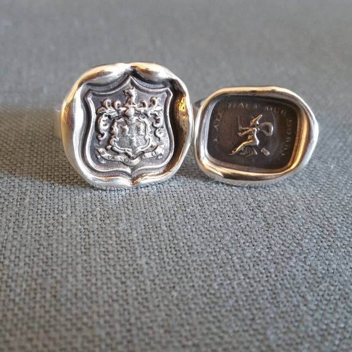 Plum and Posey - Vendita all'ingrosso Anelli con sigillo - Anello di sigillo in cera con stemma di lupo, in latino Dum Spiro4