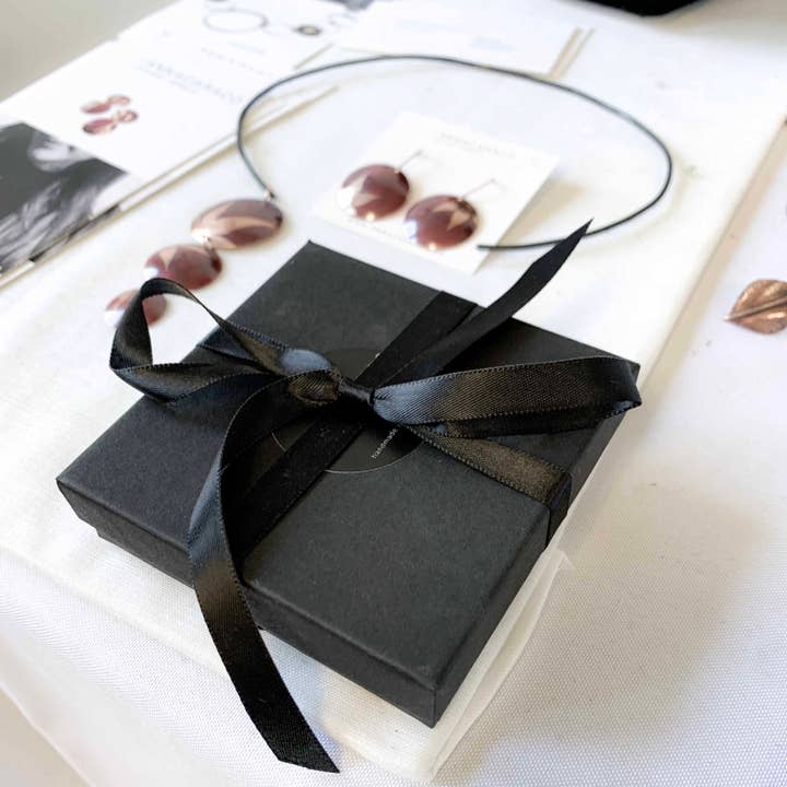 Hamret halvcirkel øreringe for engroshandel hos Anna Caraco Jewelry