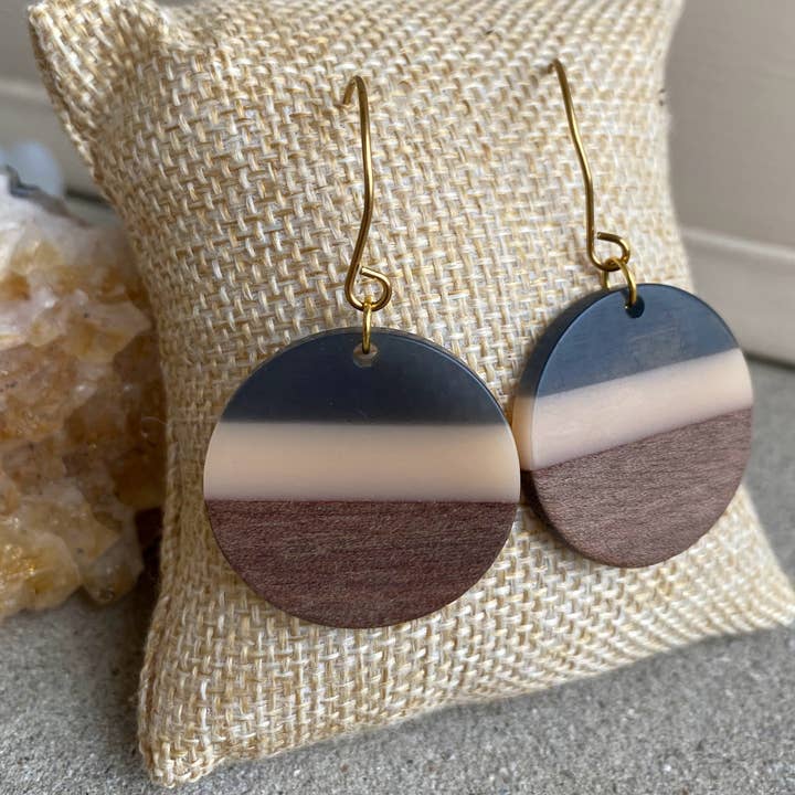 Runde træ øreringe naturlige neutrale harpiks geometriske Hoop for engroshandel hos Coconut Quartz