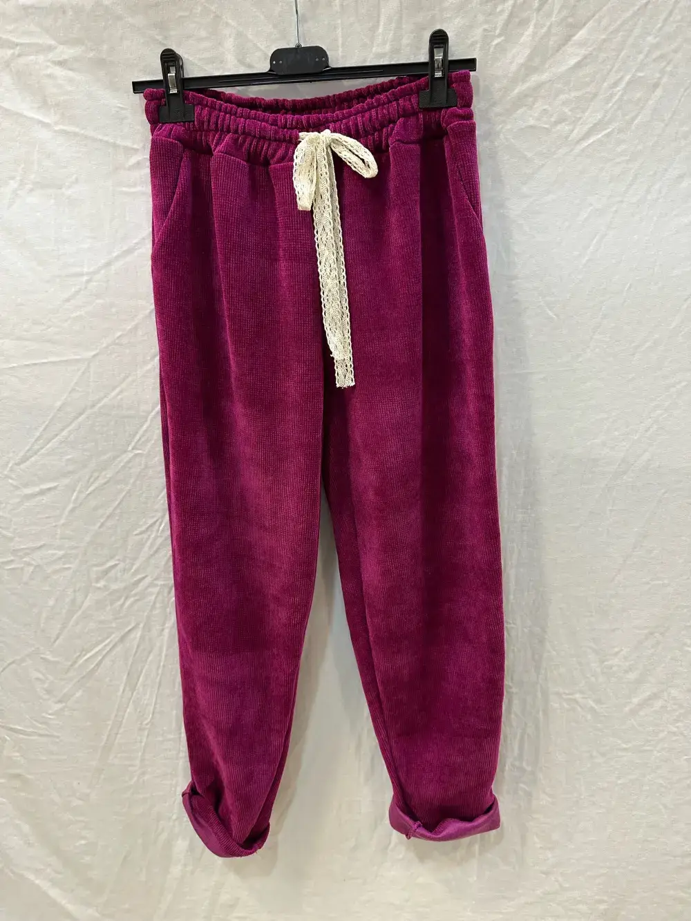 Mimi & Gogo – wholesale Mjukis- och joggingbyxor – Dam – Velour joggingbyxor med spets och resår i midjan, två fickor, one size för storlek 36–4211