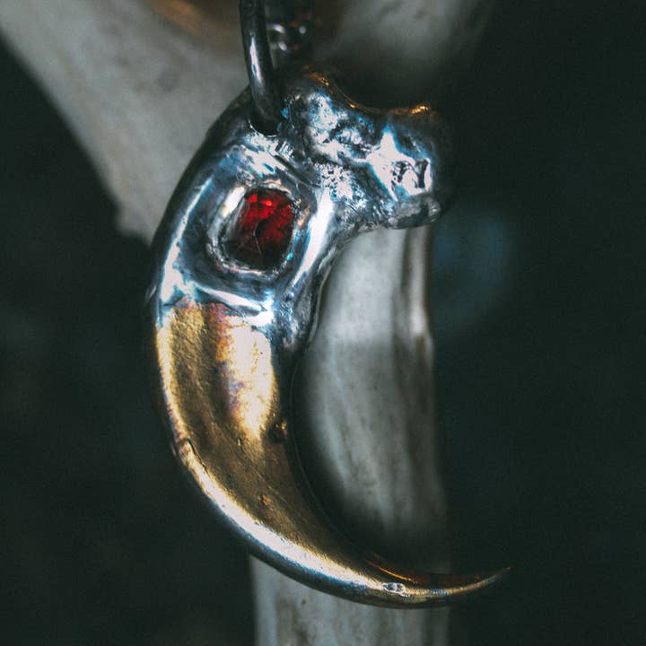 Ursa avec grenat rectangulaire pour la vente par Machinations