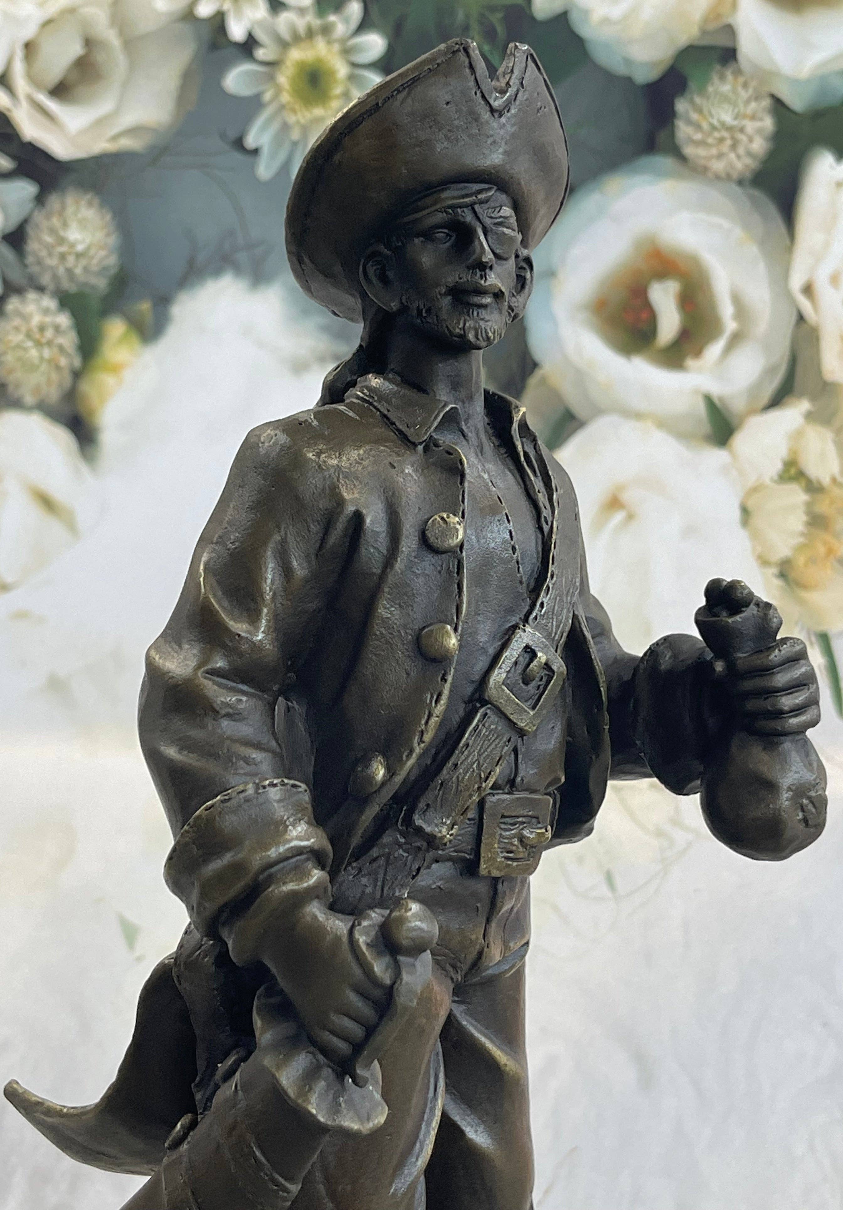 Bronzhaus - Vente Sculpture - Statue de pirate avec coffre au trésor et épée en bronze signée d'origine 35,6 x 12,7 cm7