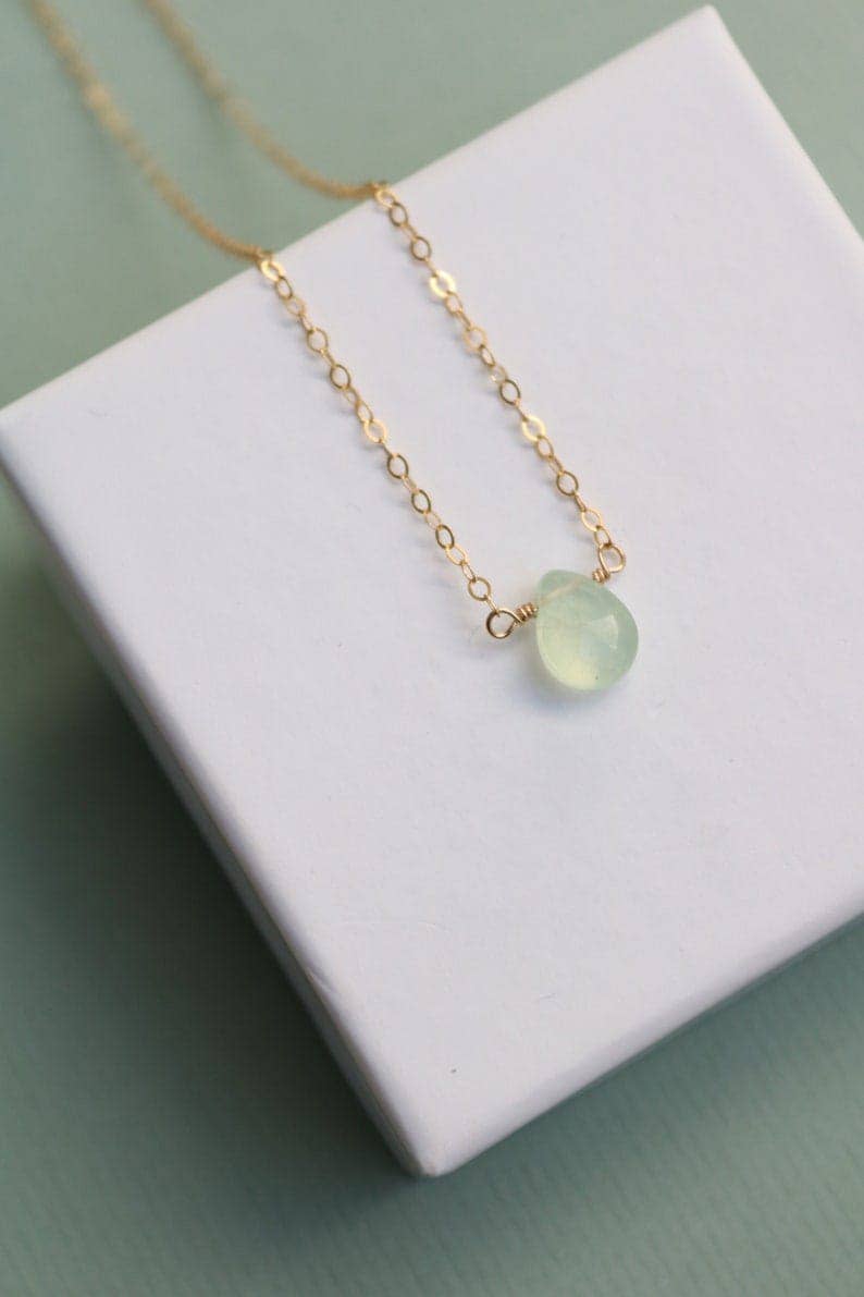Positiva Jewelry - Vente Colliers à pendentif - Collier délicat en chaîne dorée avec pendentif en pierre de préhnite4