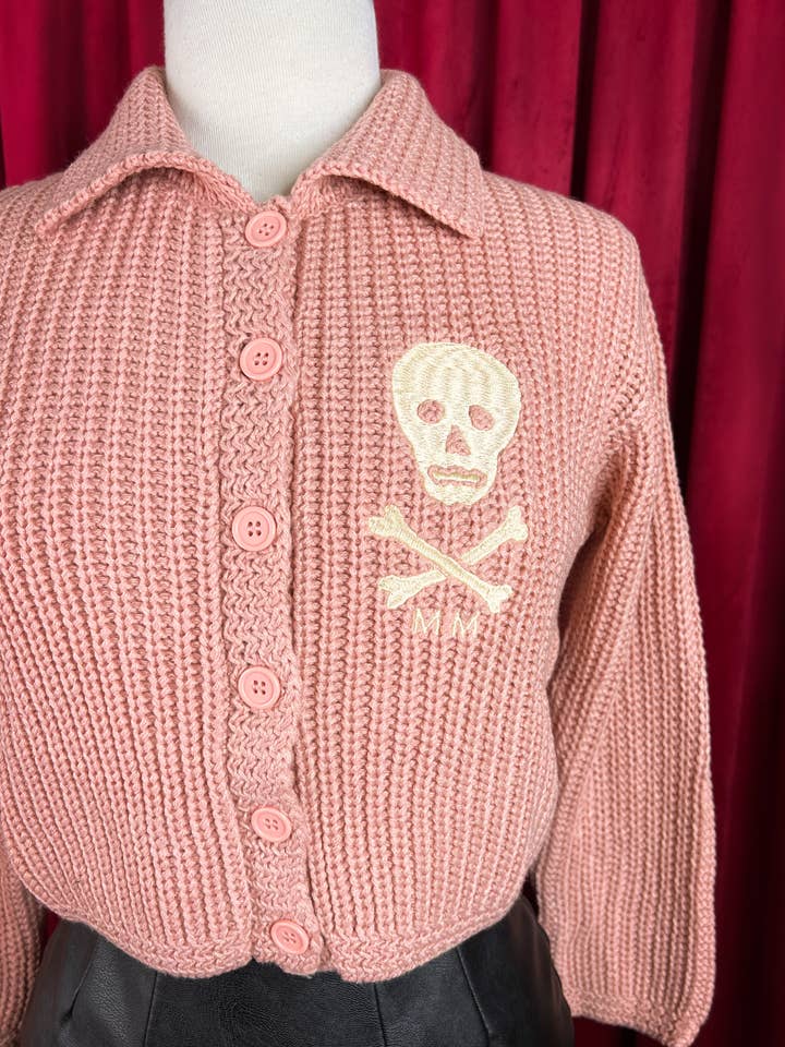 Mischief Made - Venta al por mayor Jersey de punto - Mujer - Jersey de cuello corto de punto con forma de calavera MM en color melocotón