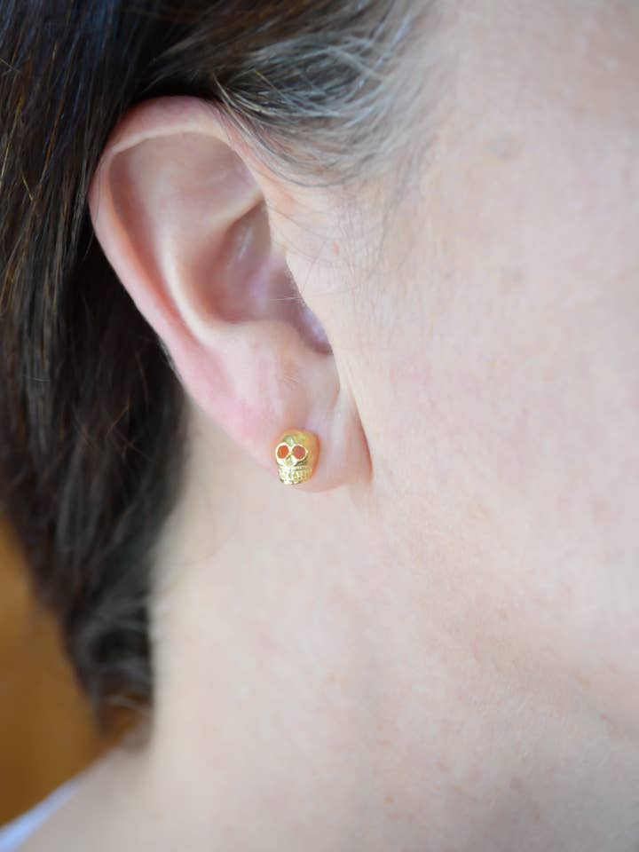 Goldene 3D-Totenkopf-Ohrstecker für den Großhandel von AJS Design Studio