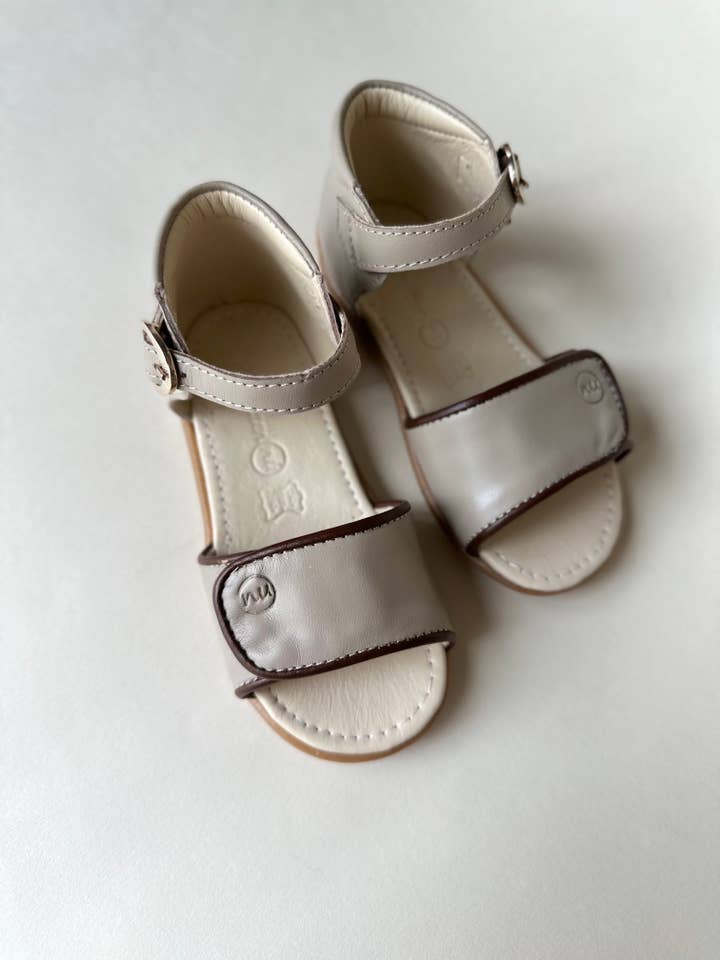 Sandales NU Dolphin - Chaussures et sandales Vison pour petites filles et garçons pour la vente par Pabucun Nu