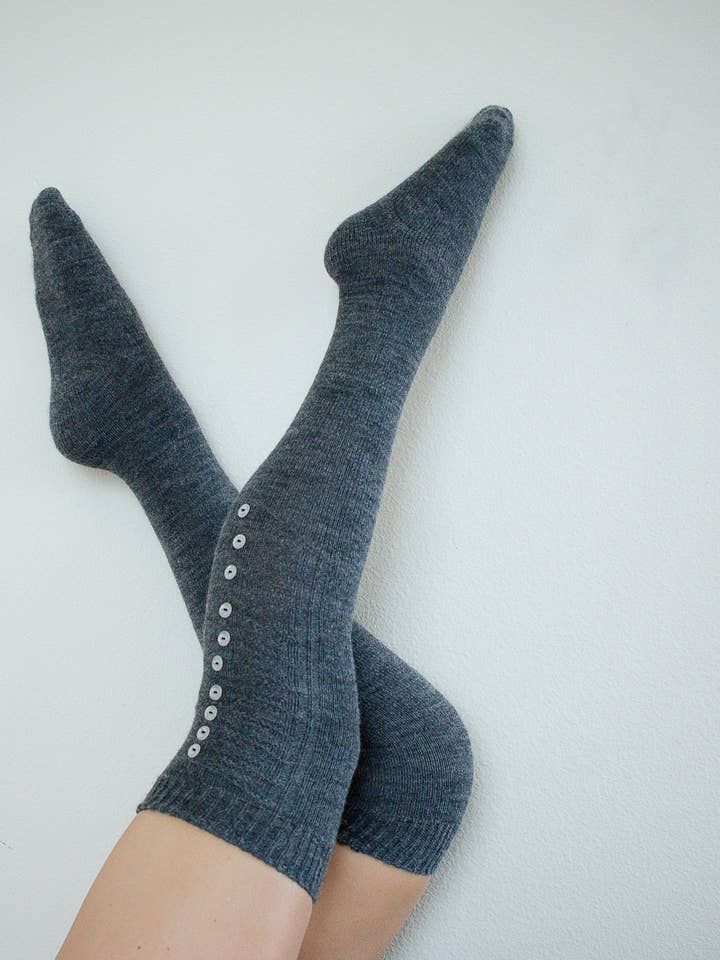 Graue Alpaka Blätter Overknee Socken für den Großhandel von Peony and Moss