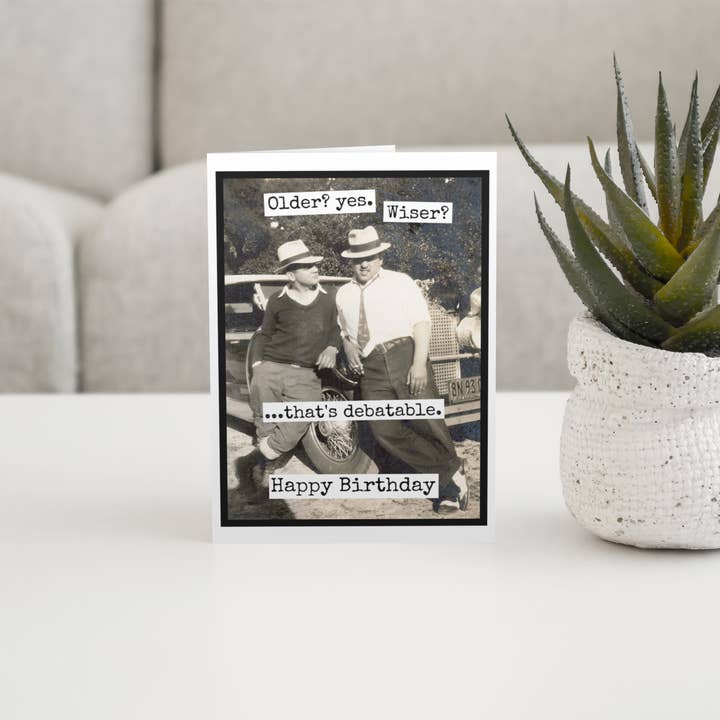 Raven's Rest Studio – Engroshandel Fødselsdagskort – Sjovt fødselsdagskort til mand. Ældre? Ja. Klogere? Diskutabelt.2