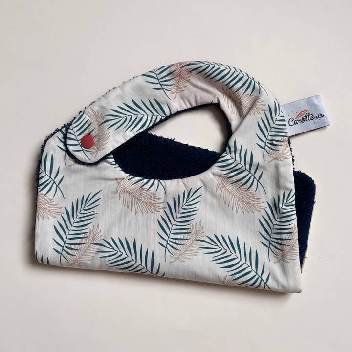 Lätzchen mit rosa Laub für den Großhandel von Carotte & Cie