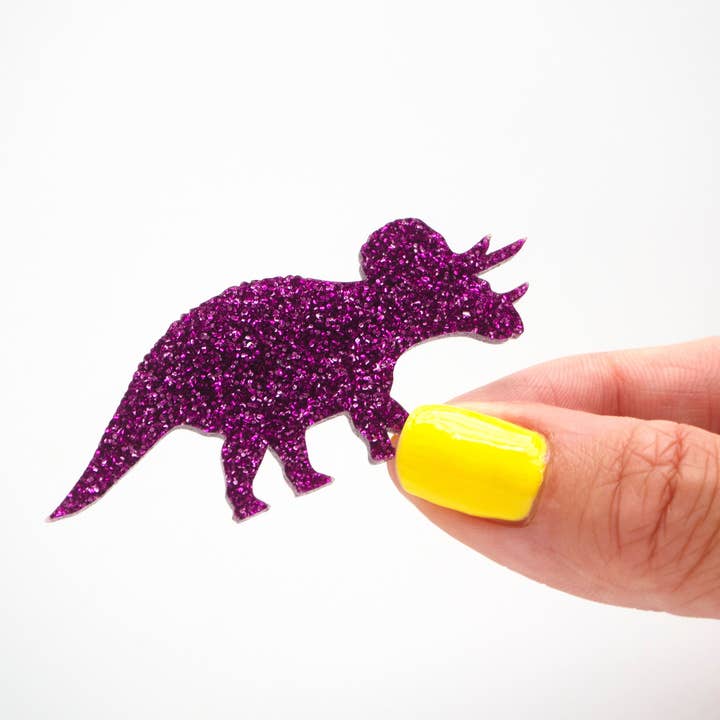 Glitter triceratops dinosaurus broche voor wholesale door designosaur