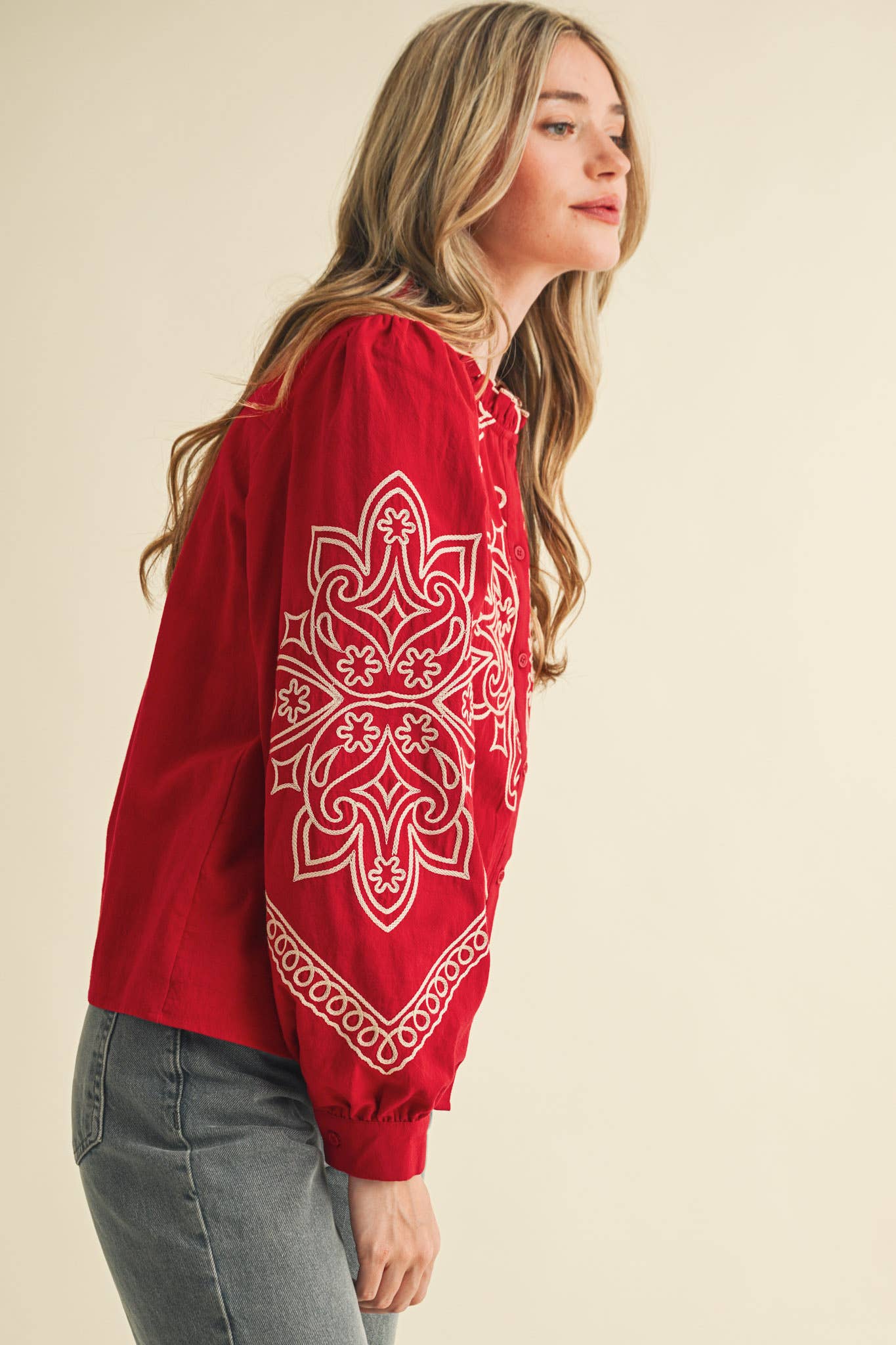 &MERCI – Engroshandel Skjorte med buttondown – til kvinder – BRODERET MOCK NECK KNAPPEBLUSE MTP333668