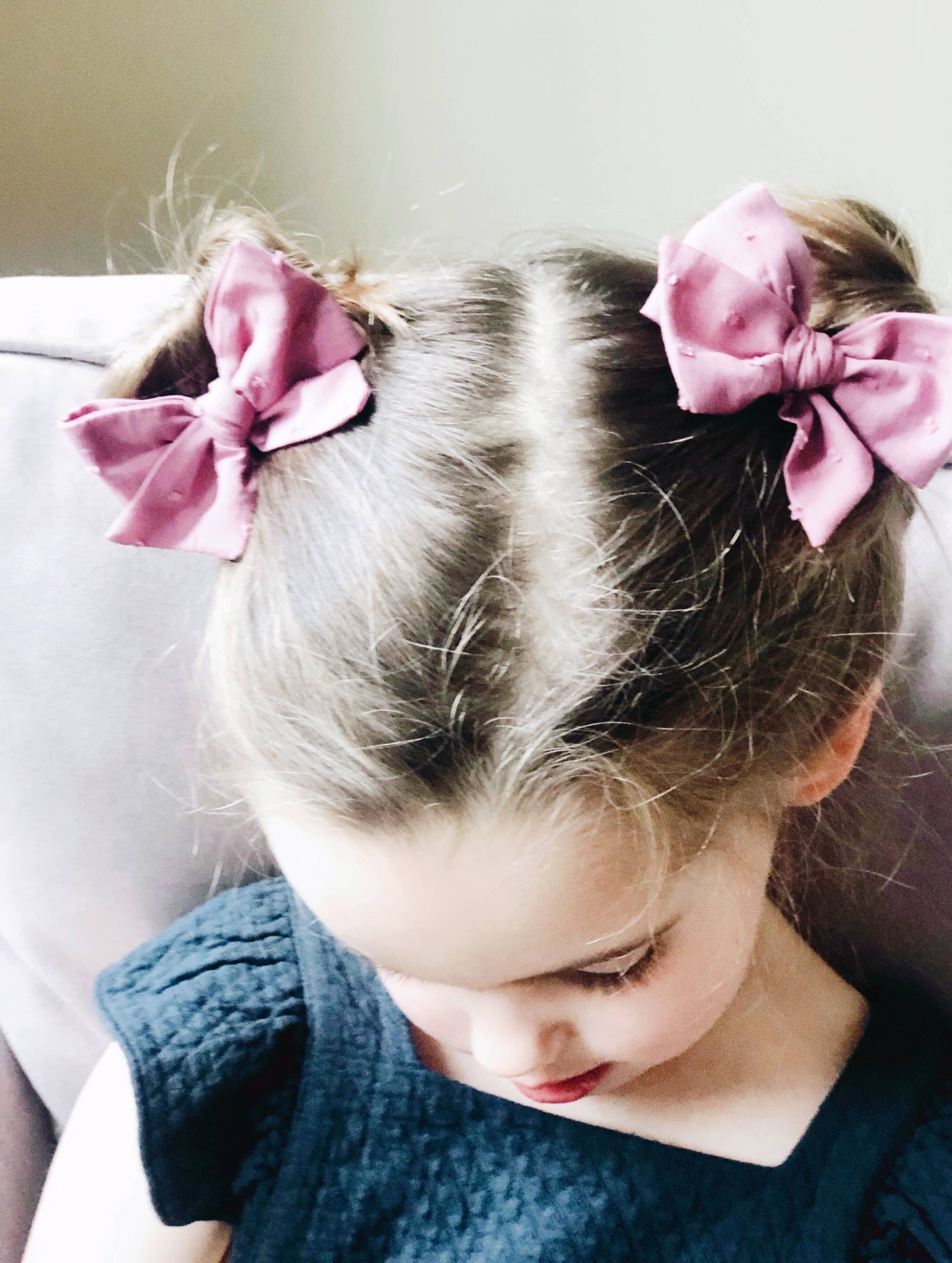 Wild and Free Design Co. – Laço para o cabelo – Criança por atacado – Arco de cabelo de catavento de linho branco pequeno4