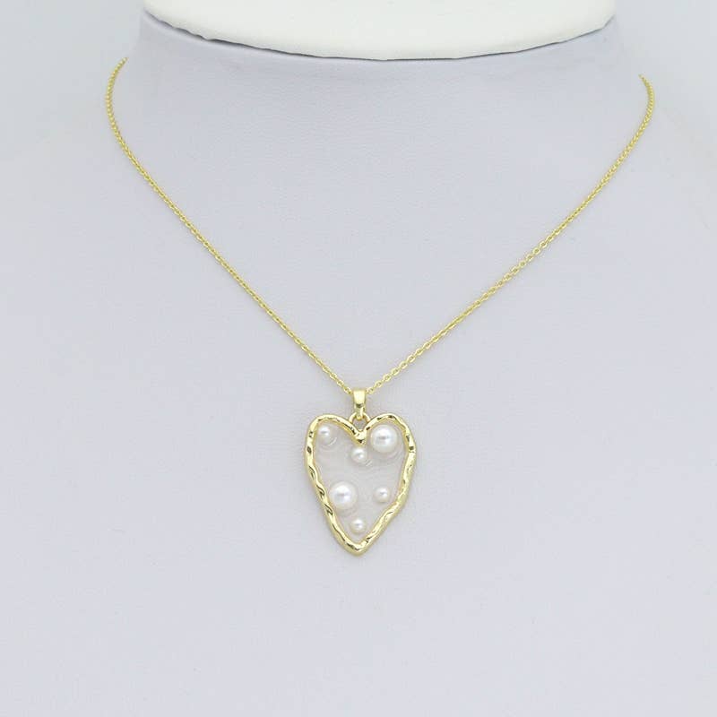 BestBeads&Beyond – Engroshandel Vedhæng/charm – Hammeret kant akrylhjerte med perlevedhæng, Sku#JL2026