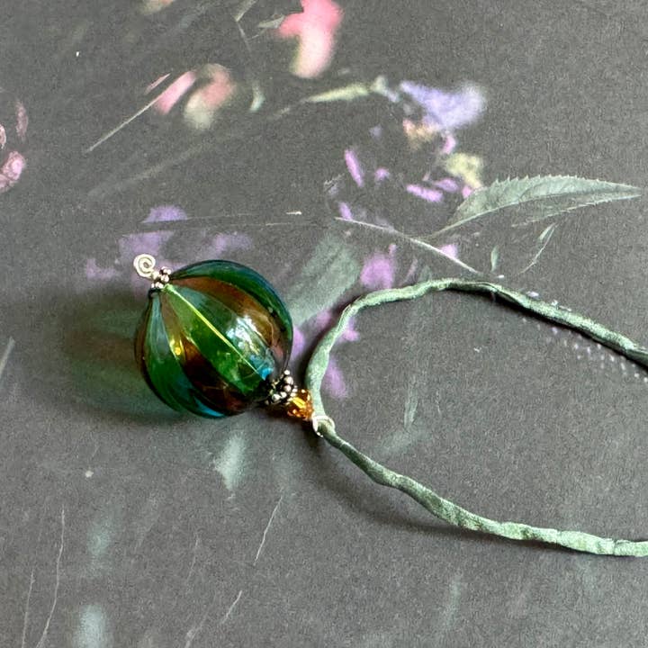 Collier pendentif en verre de Murano soufflé à la bouche sur cordon vert clair pour la vente par Toad Song Jewelry
