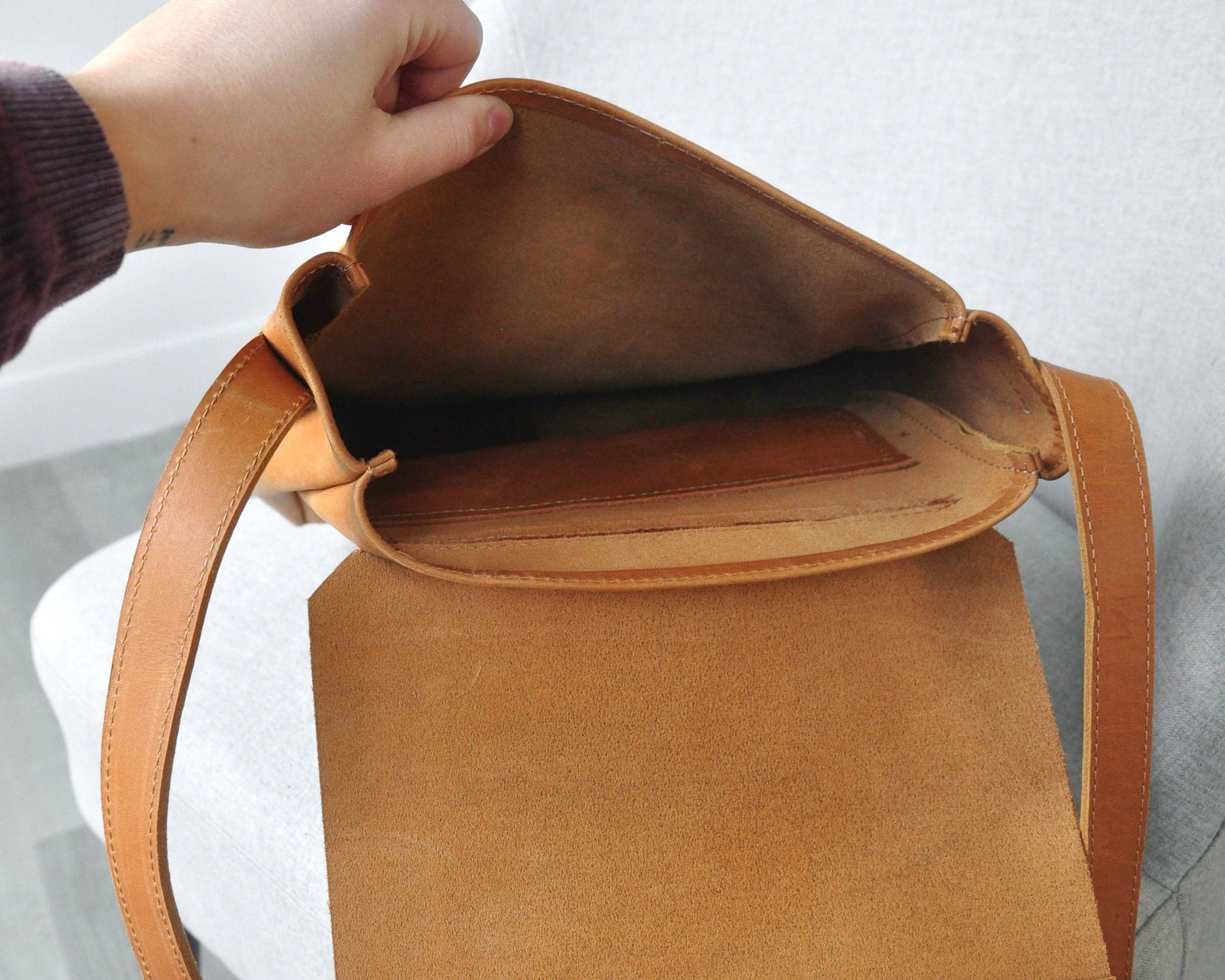 Zelaki Leather Company - Wholesale Crossbody Bag - Women's - Sira Crossbody Bag | Leather Messenger Purse | Unisex Bag10