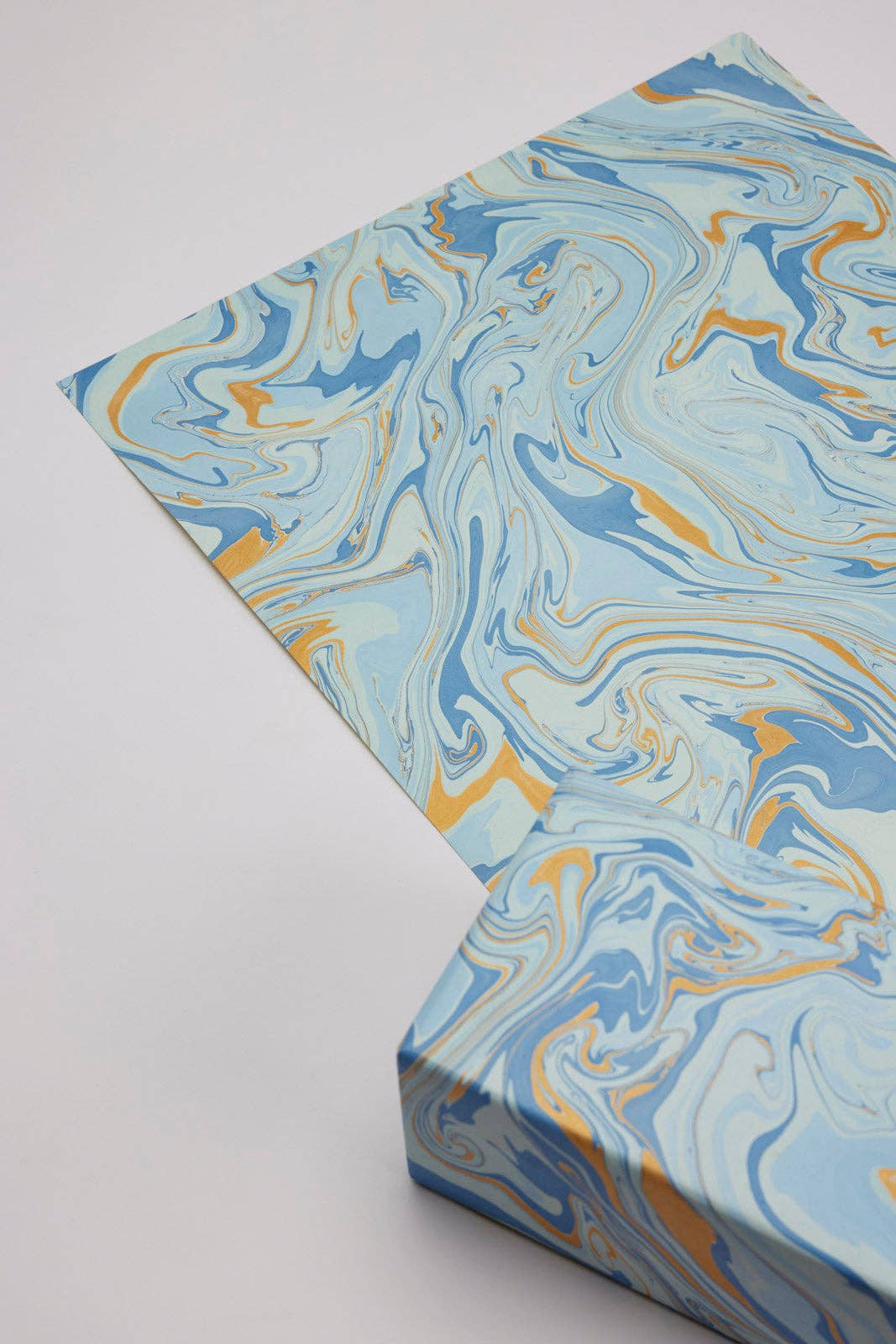 Paper Mirchi – wholesale Omslagspapper – Handmarmorerade presentpappersark - Free Spirit Summer Sky1